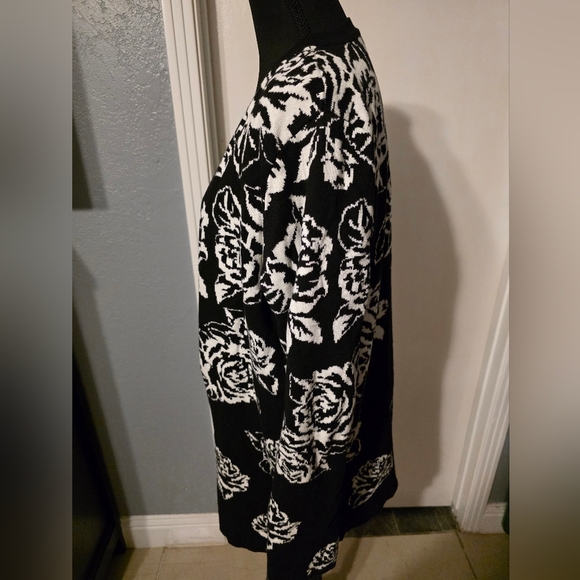 Isaac Mizrahi Live! Black And White Floral Cardigan Size M - Picture 2 of 5